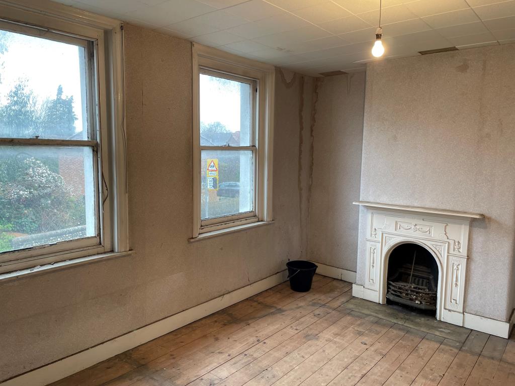 Lot: 55 - HOUSE IN NEED OF REFURBISHMENT -